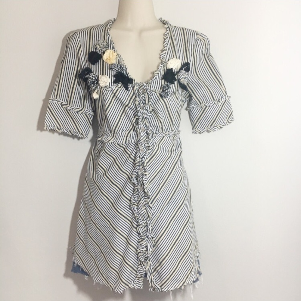 Gimmicks by BKE Boutique Short Sleeve Striped Flower Tunic Black White